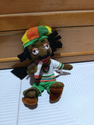 Muñeco Rasta con Gorro y Cigarrillo