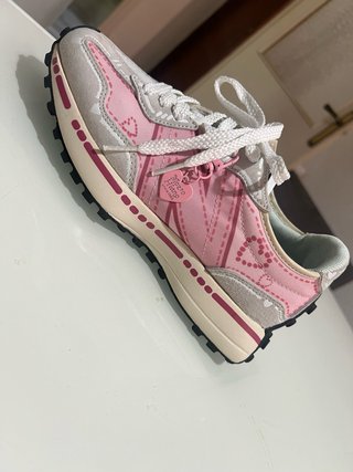 Deportivas New Balance grises y rosas