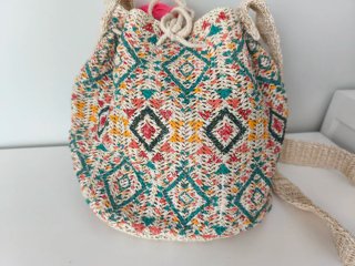 Bolso saco multicolor con flecos
