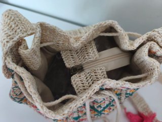 Bolso saco multicolor con flecos