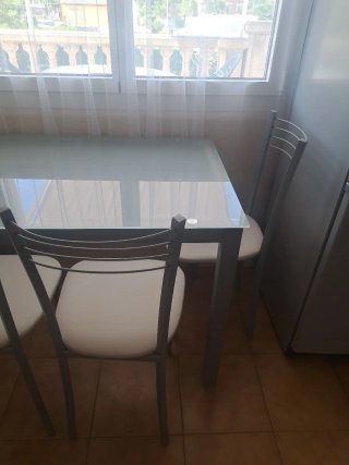 Mesa de cocina con 4 sillas