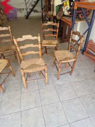 Juego de 5 sillas antiguas de madera y ratán
