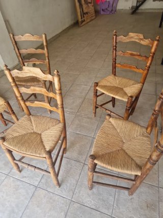 Juego de 5 sillas antiguas de madera y ratán