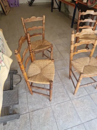 Juego de 5 sillas antiguas de madera y ratán