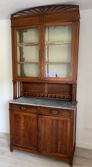 Alacena antigua de madera y mármol