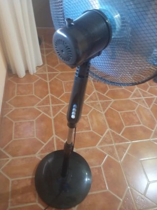 Ventilador de pie negro y azul