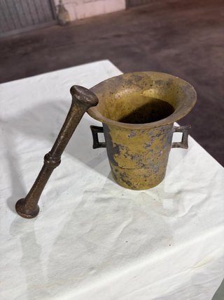 Mortero e pestello in bronzo antico