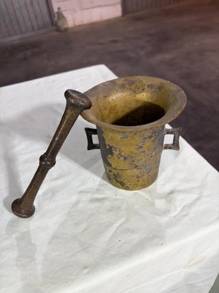 Mortero e pestello in bronzo antico