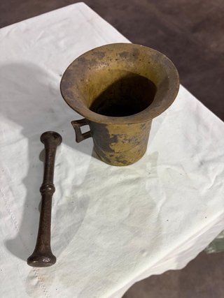 Mortero e pestello in bronzo antico
