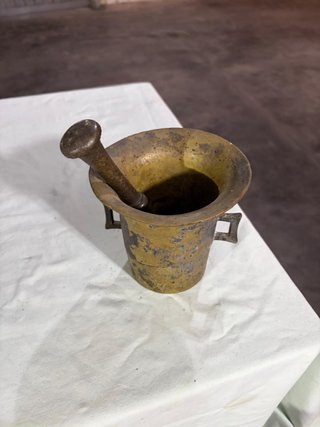 Mortero e pestello in bronzo antico