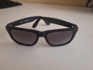 Gafas de sol Ray-Ban negras y grises POLARIZADAS