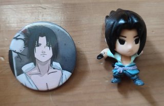 Muñeco y Chapa de Sasuke del anime/manga Naruto