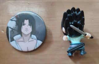 Muñeco y Chapa de Sasuke del anime/manga Naruto