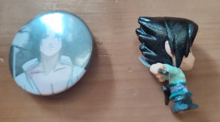 Muñeco y Chapa de Sasuke del anime/manga Naruto