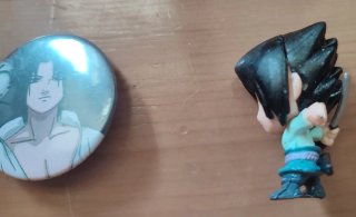 Muñeco y Chapa de Sasuke del anime/manga Naruto