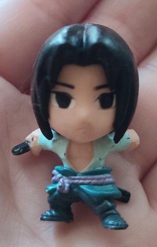 Muñeco y Chapa de Sasuke del anime/manga Naruto