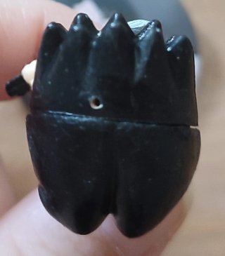 Muñeco y Chapa de Sasuke del anime/manga Naruto