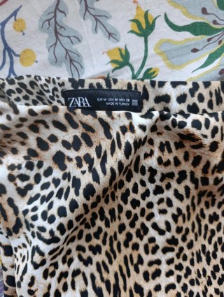 Falda midi Zara estampado leopardo
