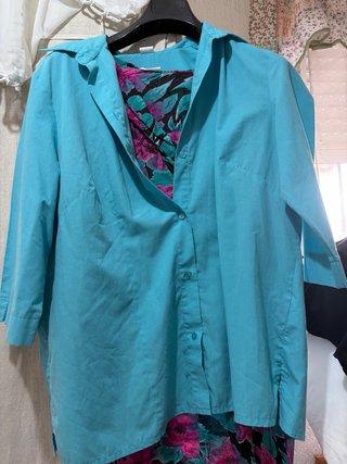 Camisa azul con estampado floral
