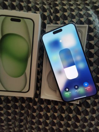 iPhone 15 Plus verde multicolor