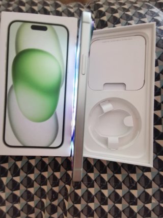 iPhone 15 Plus verde multicolor