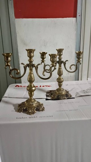 Candelabros de metal dorados