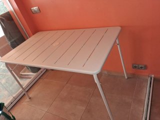 Mesa  + 2 SILLAS plegable blanca metal y plástico