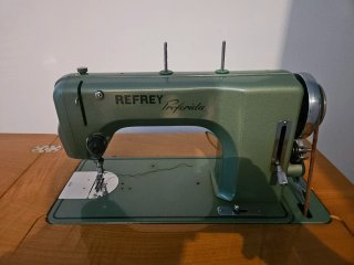 Máquina de coser antigua Refrey Preferida