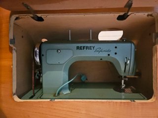 Máquina de coser antigua Refrey Preferida