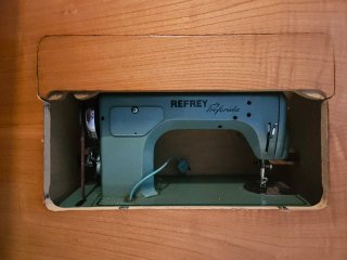Máquina de coser antigua Refrey Preferida