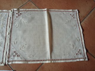 Centrini ricamati a mano