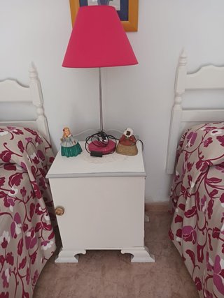 Lámpara de mesa roja