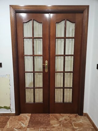 Puerta doble de madera con cristal