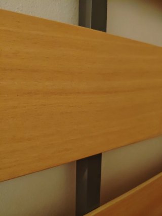 Somier de láminas de madera con patas.