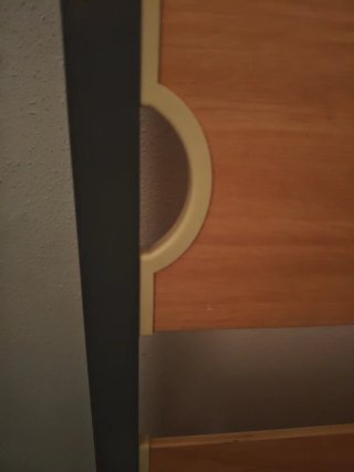 Somier de láminas de madera con patas.