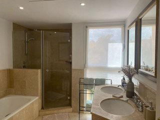 Casa adosada en alquiler en Nueva Andalucía centro en Marbella