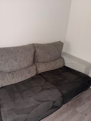 Sofá modular gris con fundas blancas