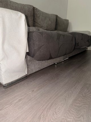 Sofá modular gris con fundas blancas