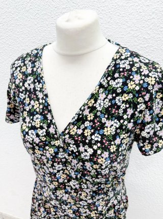 Mono corto H&M flores negro Talla L