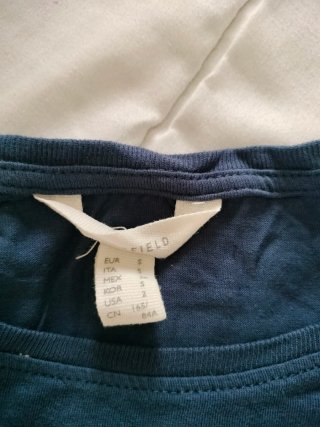 Camiseta azul con bicicleta y puntos