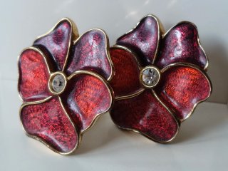 Pendientes clip Yves Saint Laurent flor esmalte