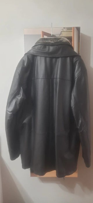 Abrigo de piel, negro con cuello de pelo.
