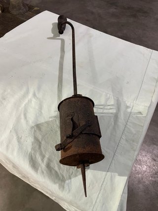 Antica lampada a olio arrugginita