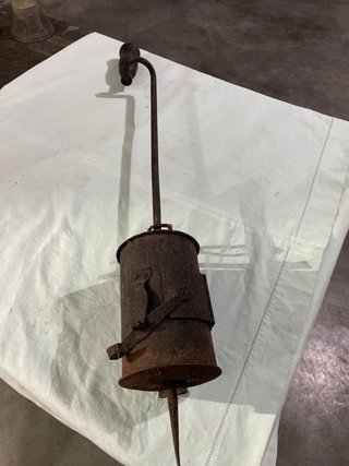 Antica lampada a olio arrugginita