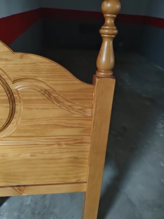 Cabeceros de madera y somier metálico