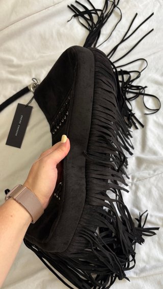 Bolso ante negro flecos detalles plateados