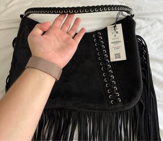 Bolso ante negro flecos detalles plateados