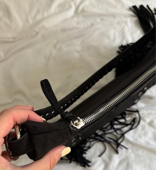 Bolso ante negro flecos detalles plateados