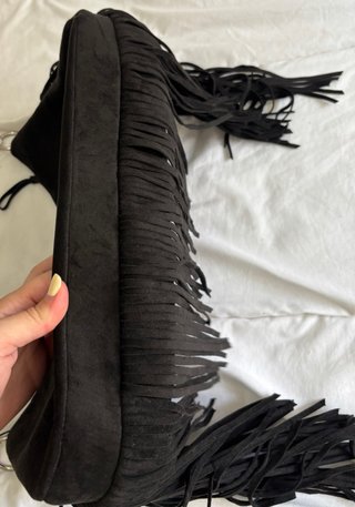 Bolso ante negro flecos detalles plateados