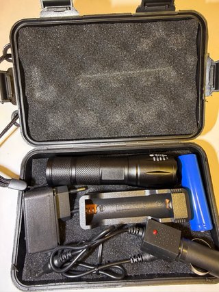 Linterna Táctica Potente + Cargador